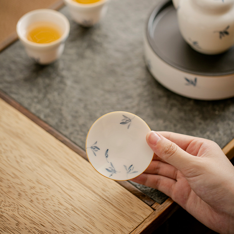 Hoa lan bướm sứ trắng vẽ tay tinh khiết nắp chân cao nắp gốm đệm trà gia dụng phụ kiện trang trí trà đạo Kung Fu
