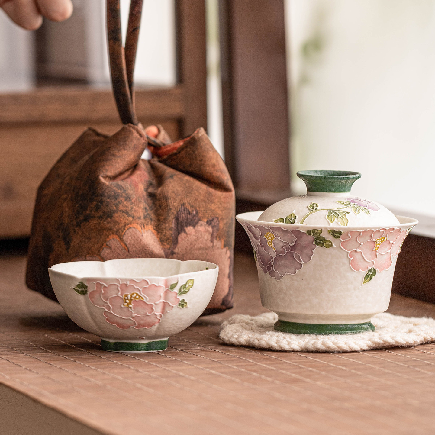 Bộ trà du lịch màu trắng mỏ đá cực chất, bộ cốc trà bát có nắp hoa mẫu đơn chạm khắc, cốc khách di động uống một người ngoài trời