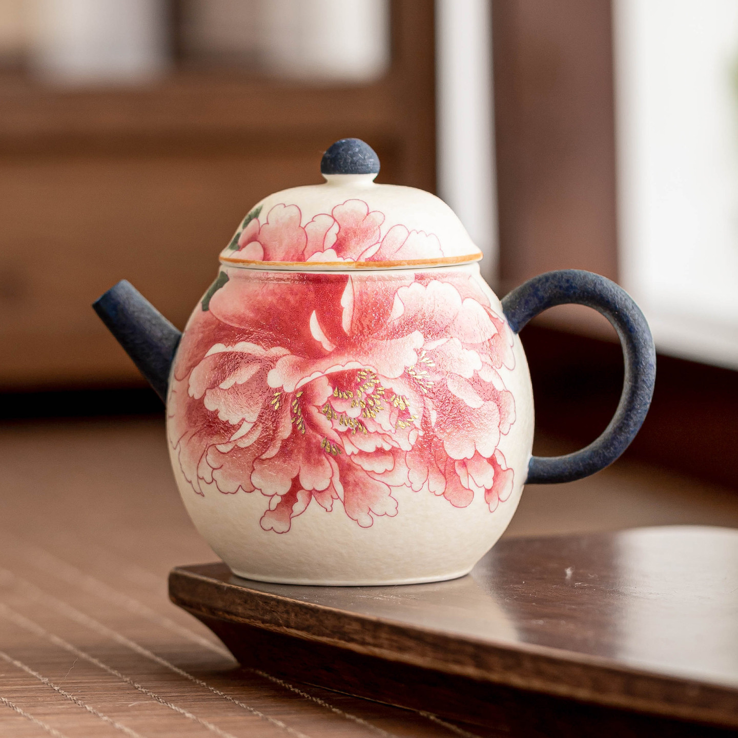 Ấm trà gốm trắng mỏ đá Ấm trà hình quả lê hoa mẫu đơn sơn vàng kiểu Trung Quốc Ấm tay chống bỏng tinh xảo Ấm trà lọc ấm đơn