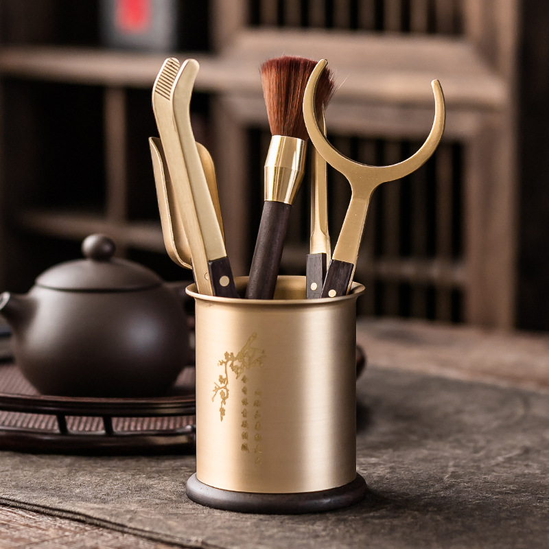 Bộ dụng cụ trà đạo bằng đồng và gỗ gồm sáu món: kẹp trà, muỗng trà, phụ kiện bằng gỗ mun, bộ trà kung fu nghệ thuật pha trà, bút bảo dưỡng ấm trà, phụ kiện trà.