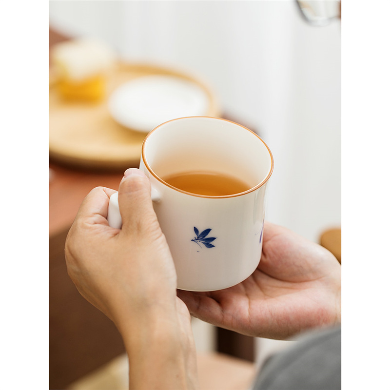 Cốc văn phòng sứ trắng mộc lan vẽ tay cốc nước cá nhân văn phòng gia dụng cốc trà cốc gốm sứ giá trị cao