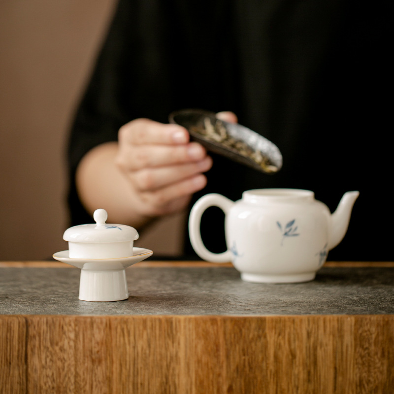 Hoa lan bướm sứ trắng vẽ tay tinh khiết nắp chân cao nắp gốm đệm trà gia dụng phụ kiện trang trí trà đạo Kung Fu