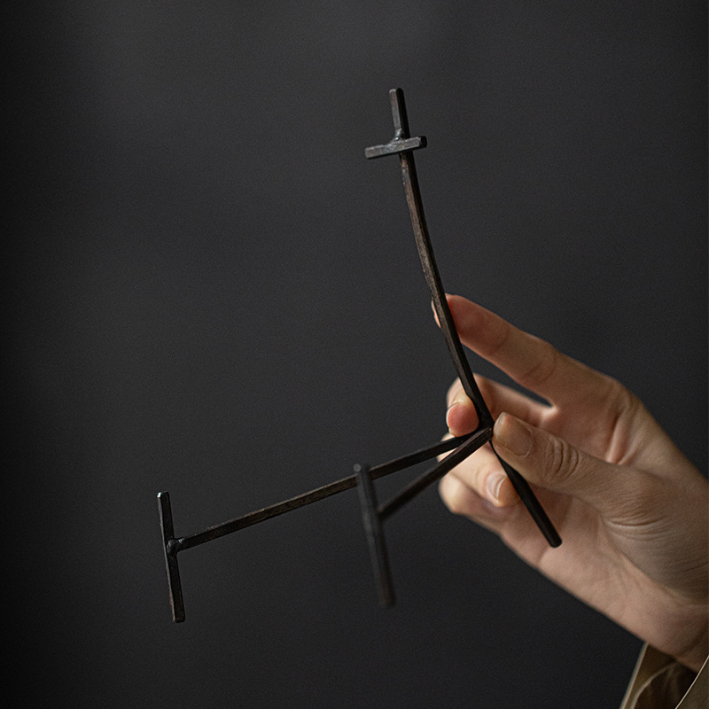 Nghệ thuật sáng tạo sắt nghệ thuật giá đỡ khay ăn giá đỡ bàn ăn sắt nghệ thuật thủ công đơn giản gốm sứ Giá để đồ trang trí