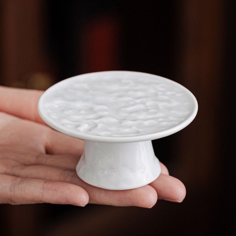 Thiên Thanh phù điêu Công Vân chân cao Nắp ấm trà giá đỡ dụng cụ trà Kung Fu gốm sứ gia dụng giá đỡ nắp cốc