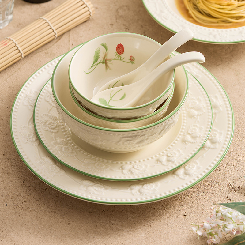 Bộ bát đĩa dâu tây chạm nổi, bát đĩa gia dụng, bộ bát đĩa gốm sứ giá trị cao, bộ bát đĩa tân gia, bộ đồ ăn quà tặng nhà mới