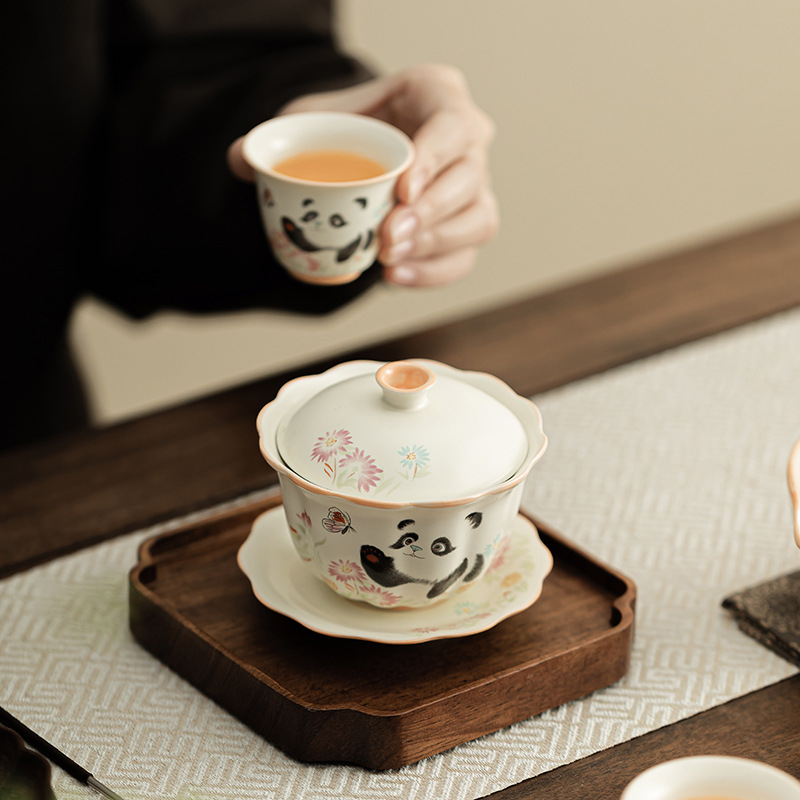 Màu be Dingyao gấu trúc chơi bướm miệng hoa nụ hoa ba cái nắp bát đựng trà gốm sứ dễ thương bộ pha trà đơn bát uống trà