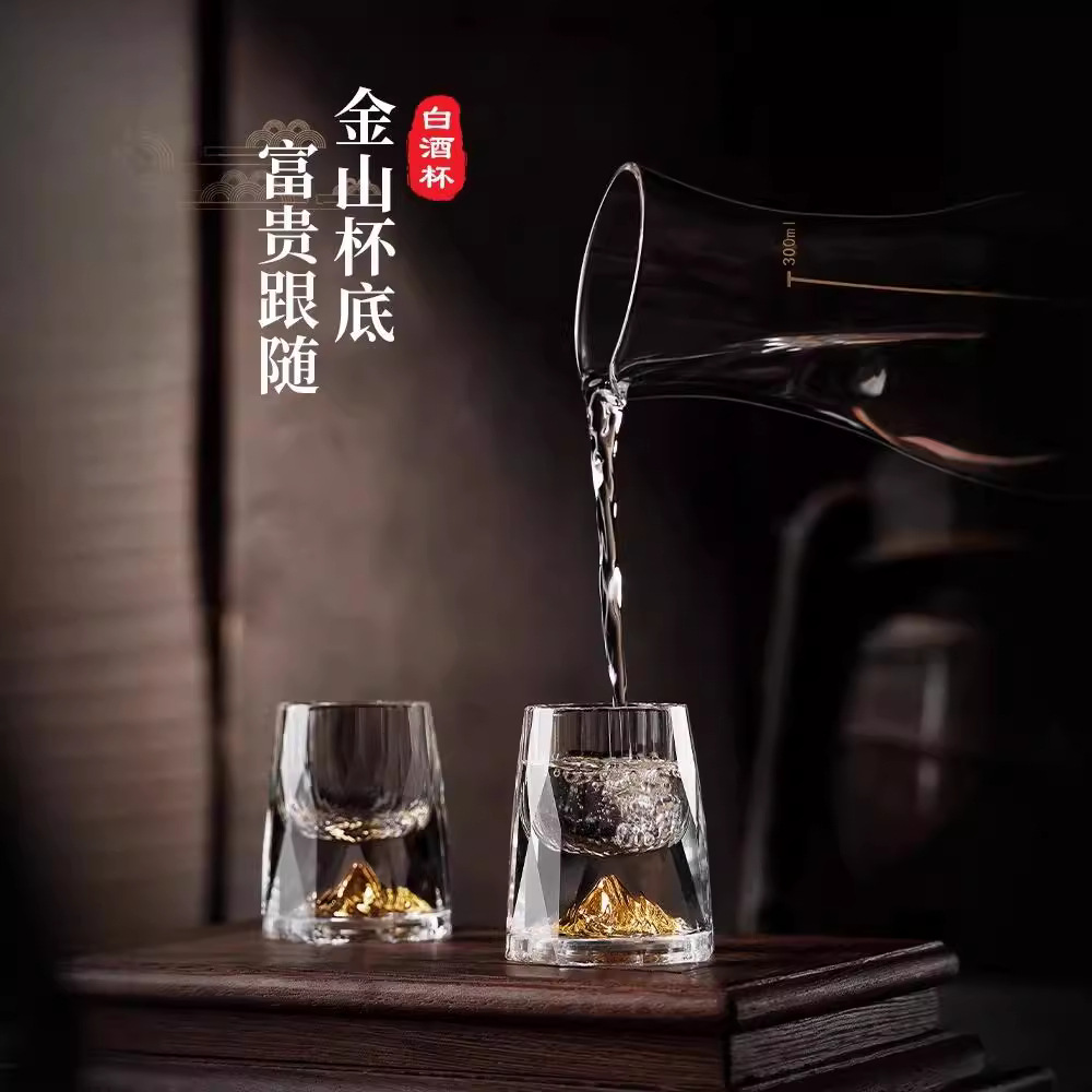 Bộ ly rượu pha lê bán buôn dùng trong gia đình, bao gồm cả ly shot và bình rót rượu.