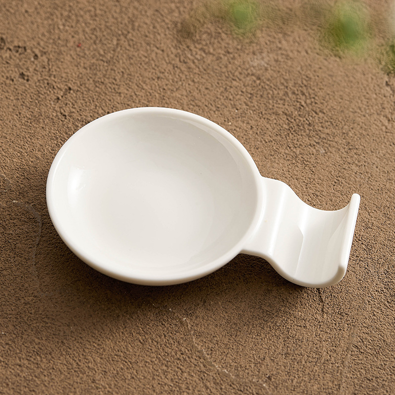 Đĩa nước sốt sứ trắng, đĩa nhỏ, bánh bao gia dụng, đĩa giấm, bàn ăn, nhà hàng, đĩa nhỏ, thìa canh, đũa