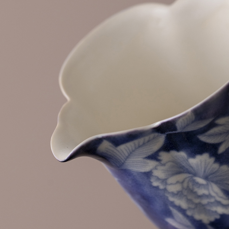 Cốc công bằng gốm sứ màu xanh và trắng Yuan cổ