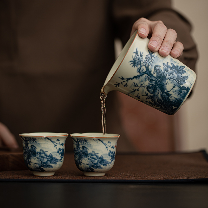 Cốc công bằng gốm sứ dòng lò Ru cổ