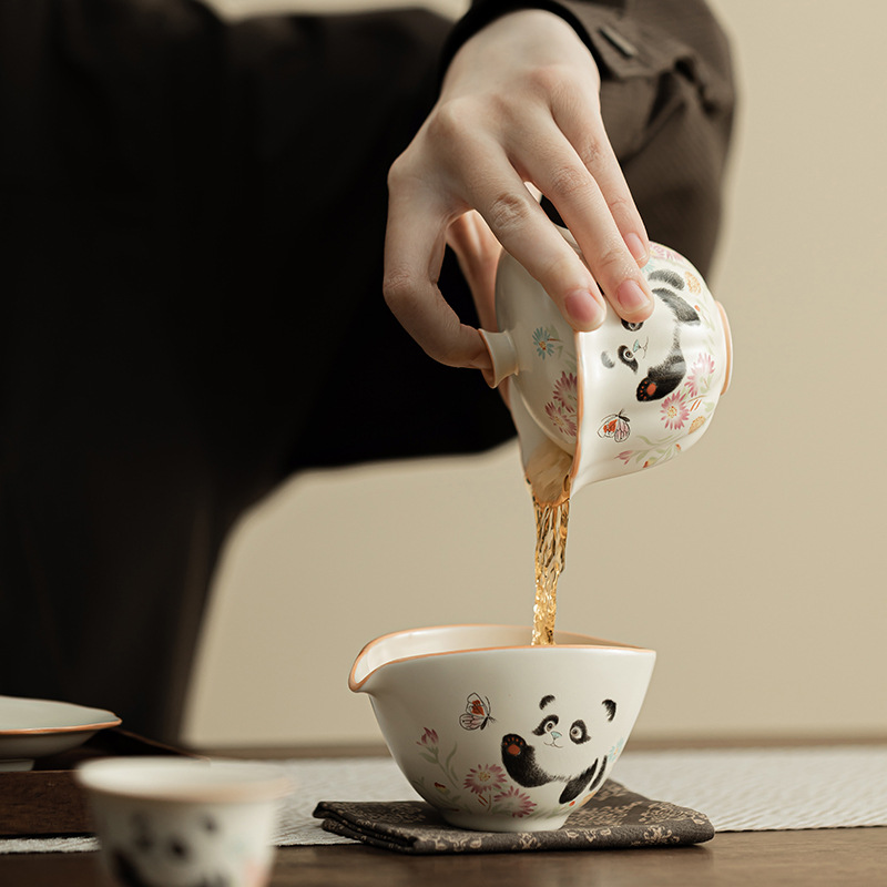 Màu be Dingyao gấu trúc chơi bướm miệng hoa nụ hoa ba cái nắp bát đựng trà gốm sứ dễ thương bộ pha trà đơn bát uống trà