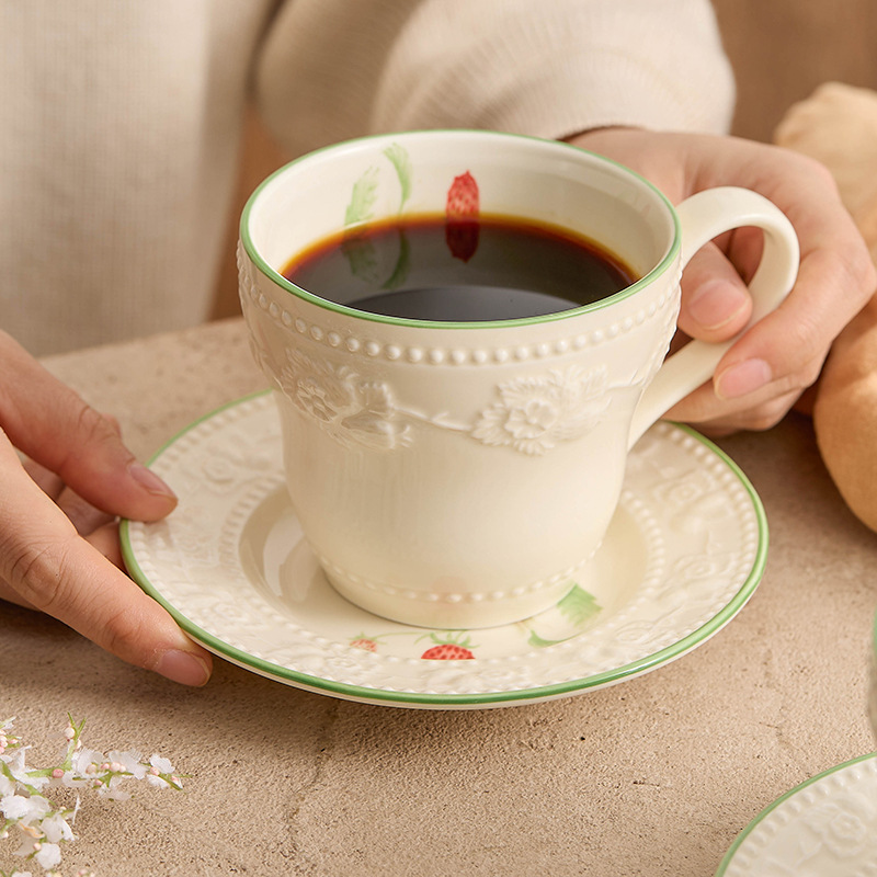 Ly cà phê dâu tây dập nổi có đĩa cốc cốc sứ cốc uống nước gia đình cốc sữa chua có giá trị cao có tay cầm