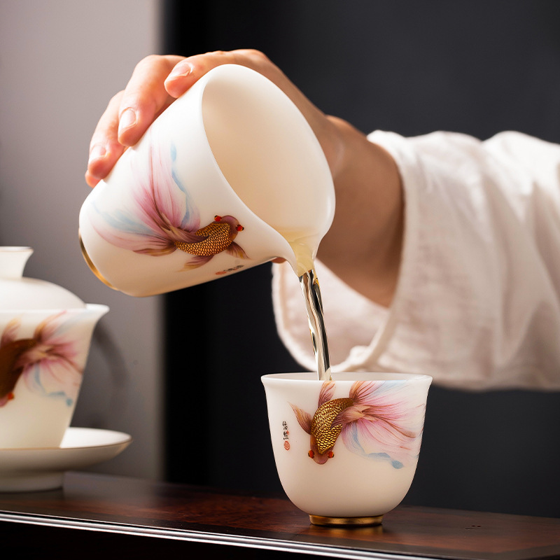 Bộ ấm chén trà võ thuật cao cấp của bậc thầy Hoàng Tứ Đông, làm từ sứ trắng ngọc bích, thích hợp làm quà tặng sang trọng cho văn phòng.