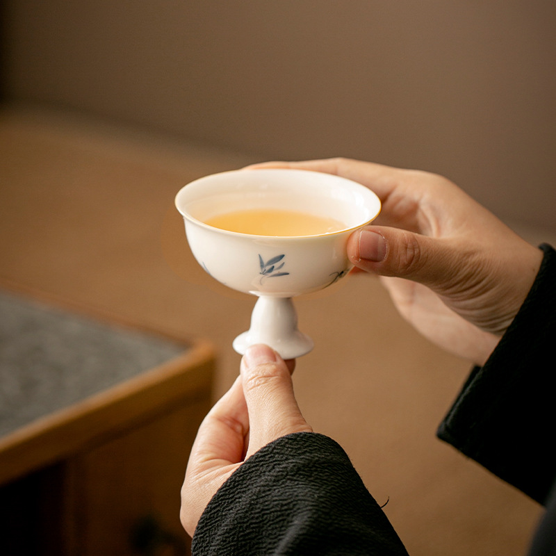 Cốc trà vẽ tay tinh khiết Dehua lan hồ điệp hoa công phu bộ trà chủ cốc đơn sứ trắng sản phẩm gia dụng cốc trà bán buôn