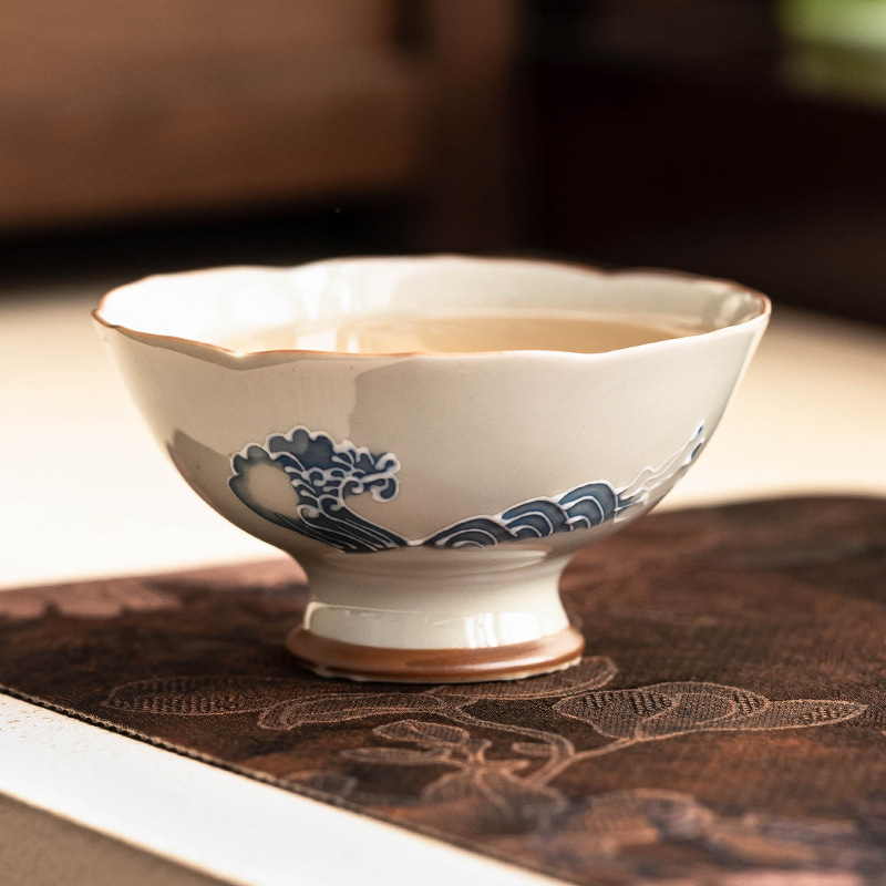 Nhà máy xếp chồng chạm khắc sóng biển chân cao miệng hoa tách trà cốc chủ nhân bộ trà Trung Quốc vẽ tay tách trà cốc trà