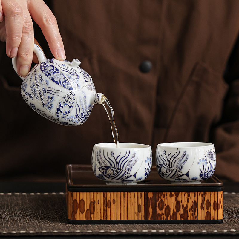 Bộ trà Kung Fu một ấm hai tách hoa văn tảo cá bạc cloisonné hộp quà gốm sứ quà tặng khách hàng lớn tuổi quà tặng