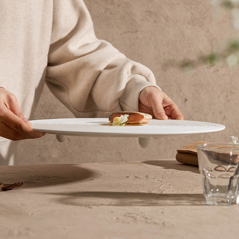 Đĩa gốm sứ hoa văn đường nét, đĩa thực phẩm nghệ thuật, bộ đồ ăn khách sạn, đĩa trên, đĩa trên, đĩa tráng men ba chân cá tính sáng tạo, đĩa thực phẩm