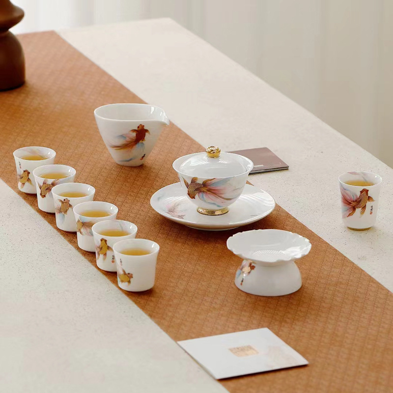 Bộ ấm trà thư thái và thanh lịch của Hoàng Tứ Đông, được làm bằng ngọc bích, là một bộ ấm trà gaiwan cao cấp hoàn chỉnh, hoàn hảo để làm quà tặng cho các nhà lãnh đạo.