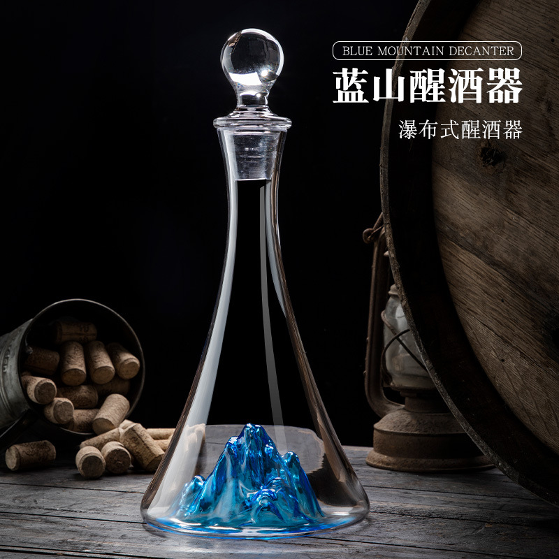 Bộ ly rượu pha lê cao cấp màu xanh Burgundy, chân đen, kèm bình rót rượu hình núi xanh sáng tạo và giá đỡ ly.