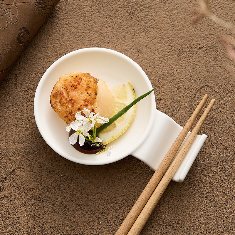 Đĩa nước sốt sứ trắng, đĩa nhỏ, bánh bao gia dụng, đĩa giấm, bàn ăn, nhà hàng, đĩa nhỏ, thìa canh, đũa