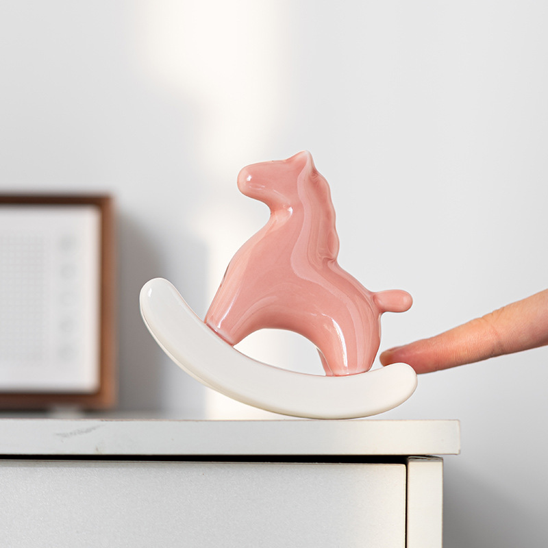 Đồ trang trí gốm sứ ngựa bập bênh phong cách quốc gia sáng tạo đồ thủ công lối vào để bàn văn phòng gia dụng đồ thủ công trà thú chơi trà phụ kiện trà