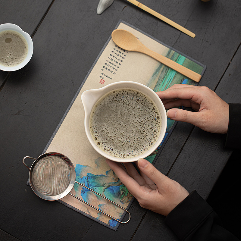 Bộ tám món trà đạo kiểu Nhật với matcha hoa đá nung trong lò, bát trà bằng gốm, dụng cụ đánh trà, phụ kiện lọc trà.