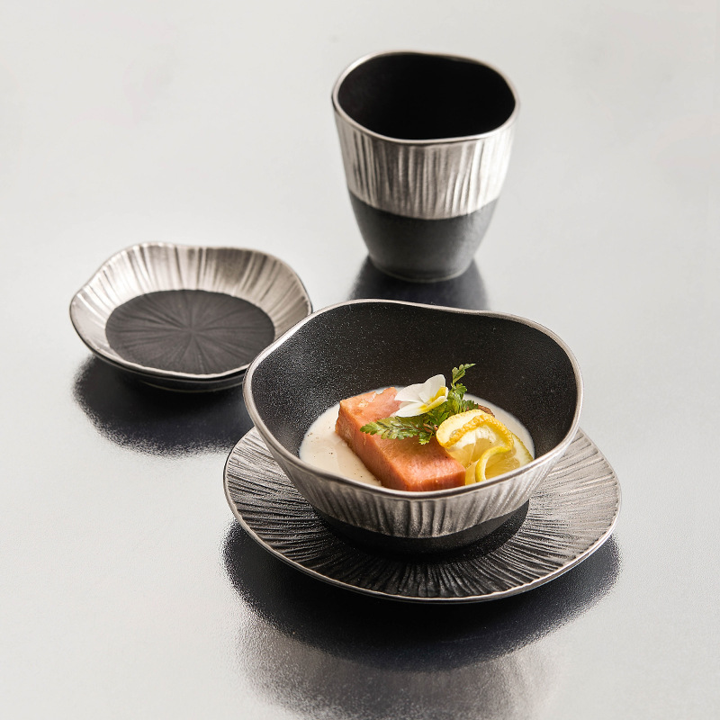 Đĩa ăn bằng gốm bạc, bộ đồ ăn một người cho bàn khách sạn, bộ đồ ăn cho một người, nhà hàng cao cấp sang trọng nhẹ sáng tạo