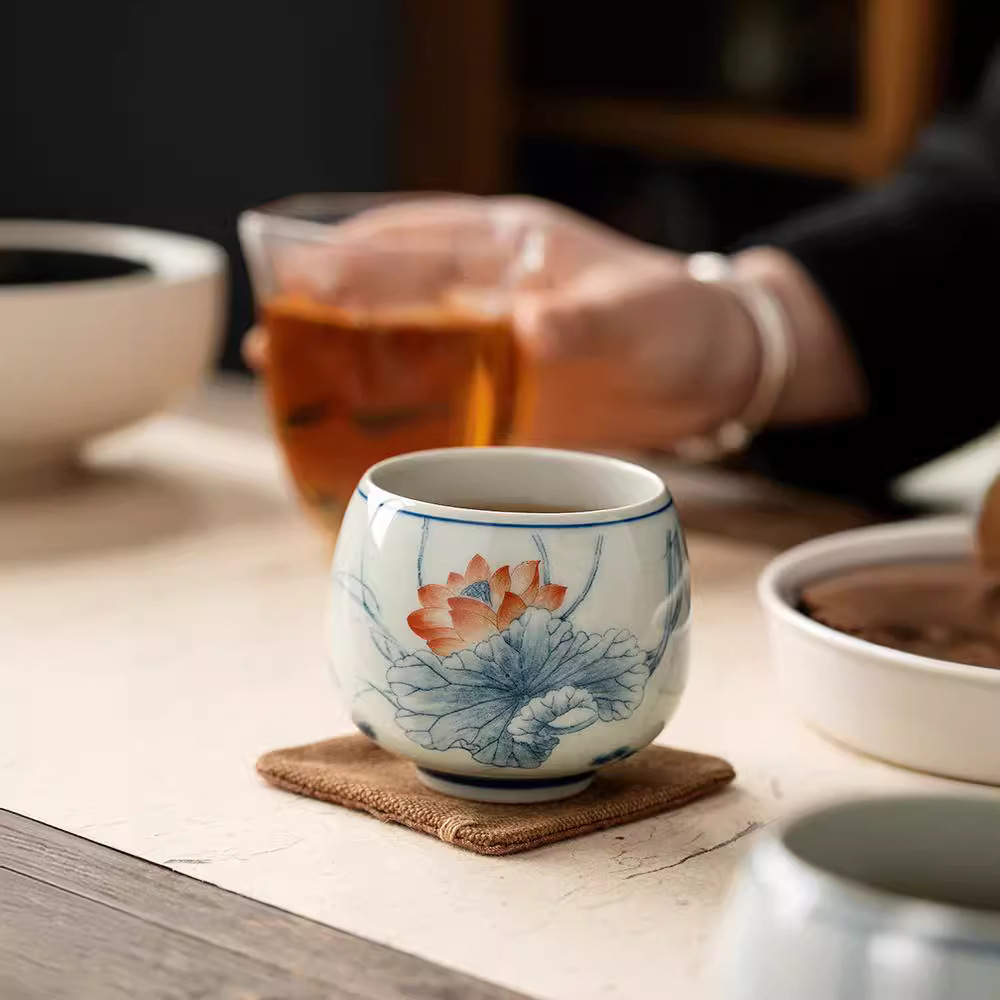 Jingdezhen màu xanh và trắng vẽ tay cá chơi hoa sen chủ nhân cốc cá nhân cốc đặc biệt phong cách Trung Quốc cốc trà Jianzhan cốc trà lớn