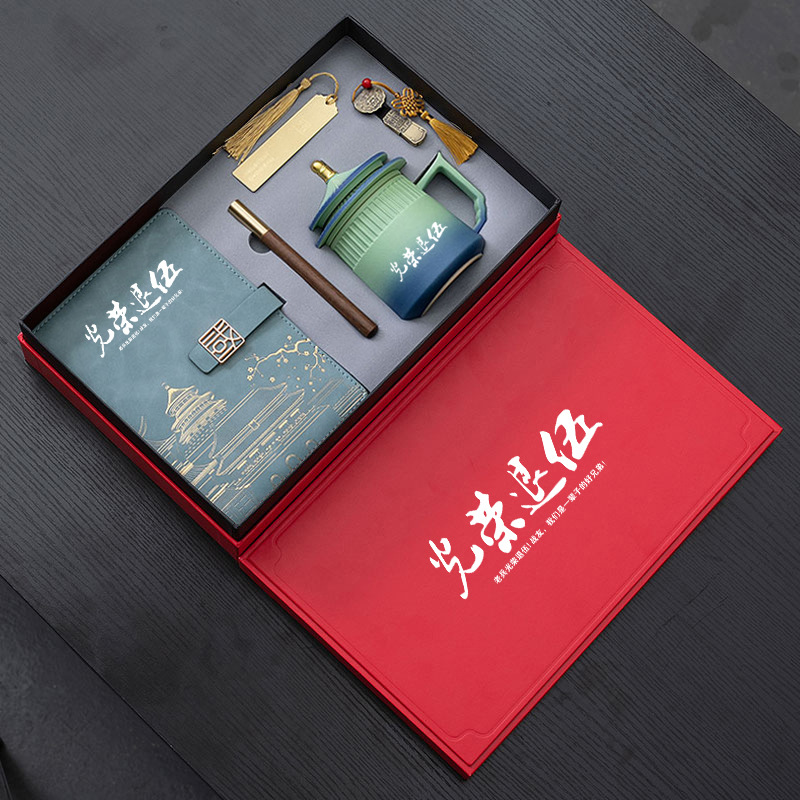 Quà lưu niệm cho các cựu chiến binh xuất sắc