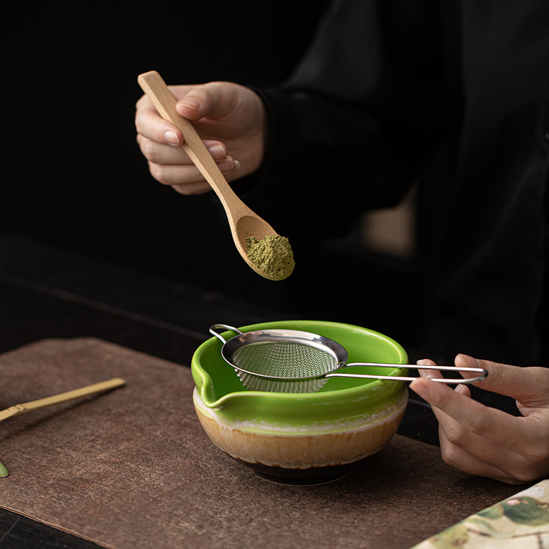 Bộ trà matcha kiểu Nhật gồm 8 món, trong đó có bộ ấm chén gốm sứ nung lò, kèm lưới lọc.