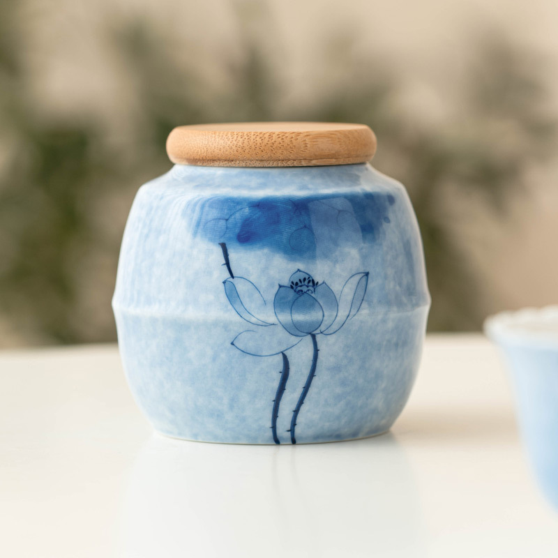 Bình Trà Hoa Sen Xanh vẽ tay, bình gốm sứ chống ẩm gia dụng, Bình đựng trà cao cấp cầm tay cỡ nhỏ