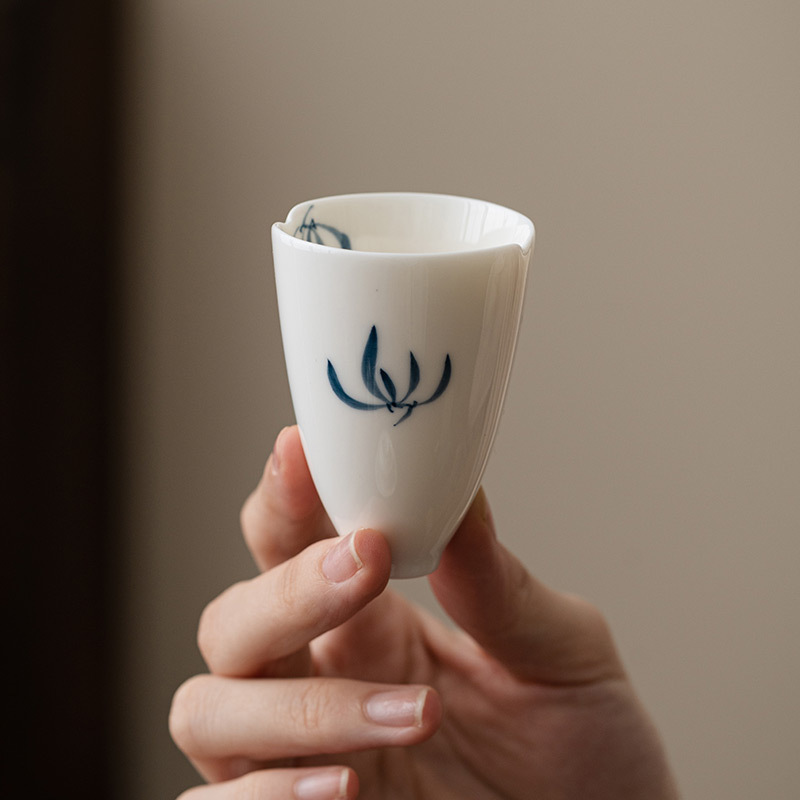 Vẽ tay bướm hoa lan cốc chân nhỏ cốc hương thơm cốc gốm sứ Kung Fu cốc chủ sở hữu cốc Đức Hoa bộ trà sứ trắng cốc trà