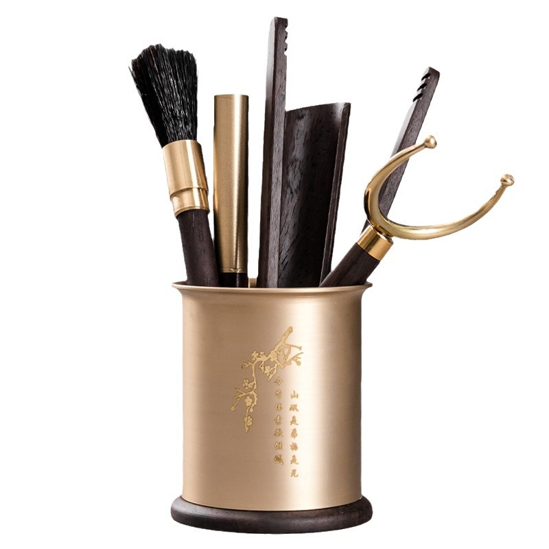 Bộ dụng cụ trà đạo bằng đồng và gỗ gồm sáu món: kẹp trà, muỗng trà, phụ kiện bằng gỗ mun, bộ trà kung fu nghệ thuật pha trà, bút bảo dưỡng ấm trà, phụ kiện trà.