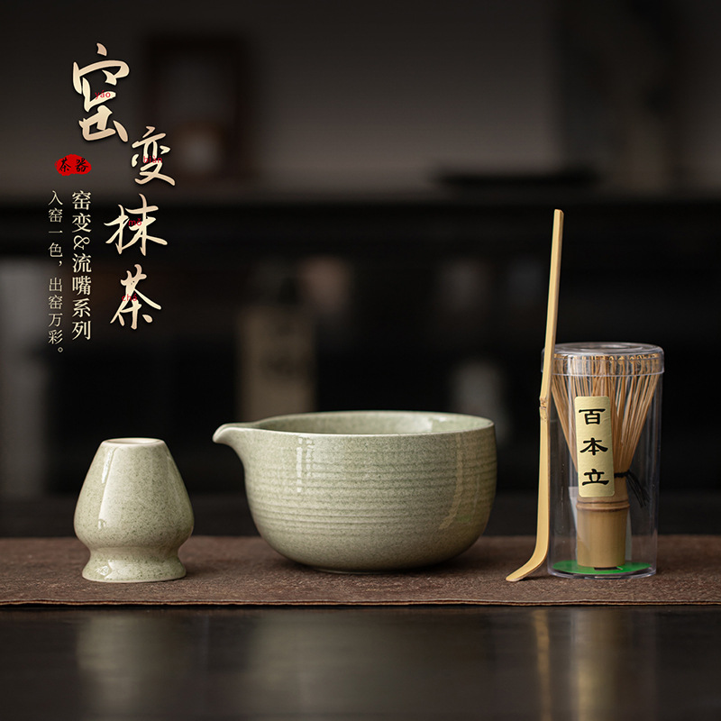 Bộ dụng cụ pha trà matcha gốm sứ 4 món gồm vòi rót chảy, bát matcha kiểu Nhật, giá đỡ chổi đánh trà và giá đỡ.