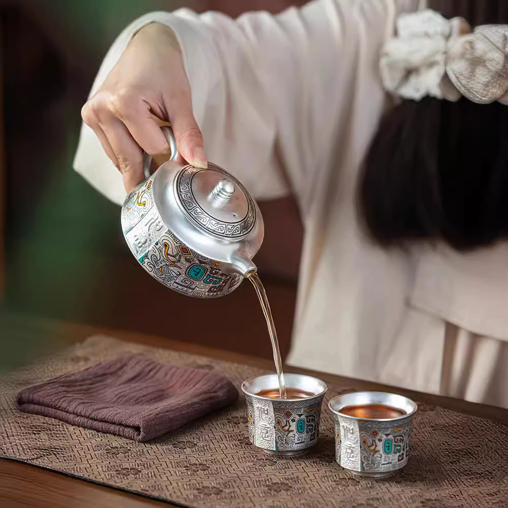 Bộ ấm trà cao cấp cho người lớn tuổi cho khách hàng bộ ấm trà Kung Fu mạ bạc 999