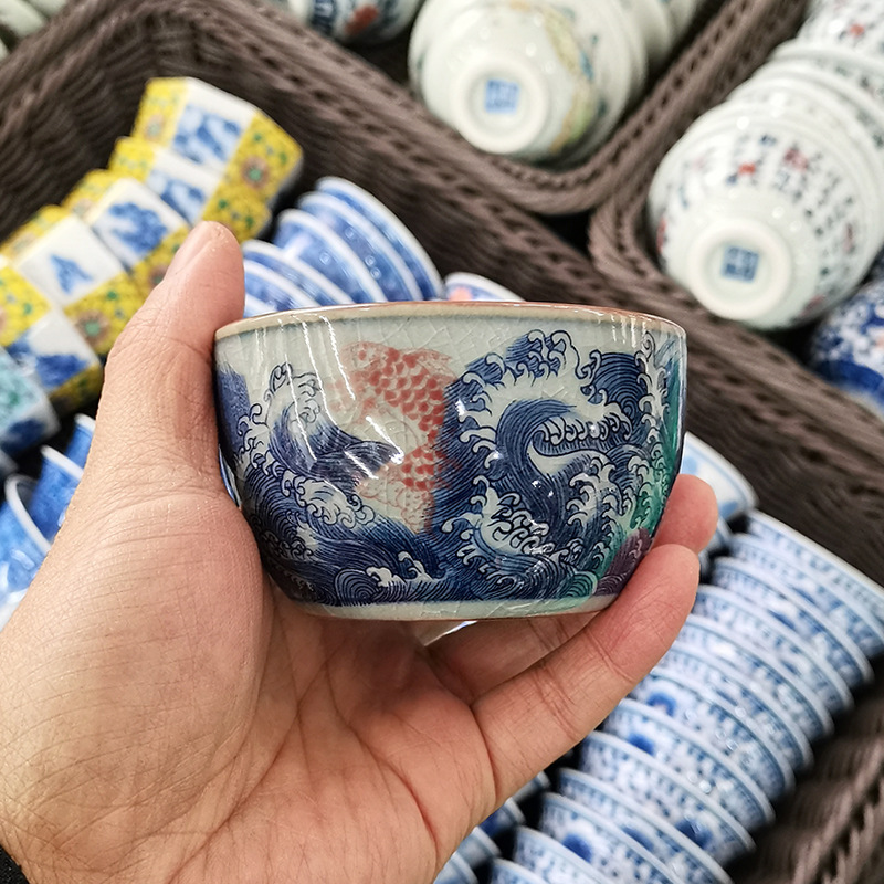 Cốc sứ cổ điển cao cấp họa tiết cá Koi, men xanh trắng, vẽ tay, chất liệu gốm Jingdezhen, kiểu dáng Kungfu.