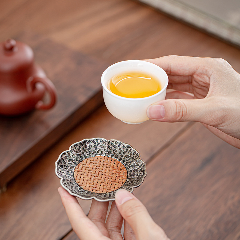 Đệm cốc nước chiếu mây hợp kim búa kiểu Trung Quốc đệm cốc hoa sen dệt mây cổ điển bộ đệm cách nhiệt phụ kiện bộ trà Kung Fu