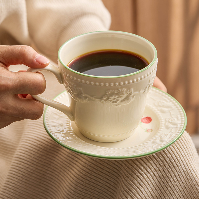 Ly cà phê dâu tây dập nổi có đĩa cốc cốc sứ cốc uống nước gia đình cốc sữa chua có giá trị cao có tay cầm