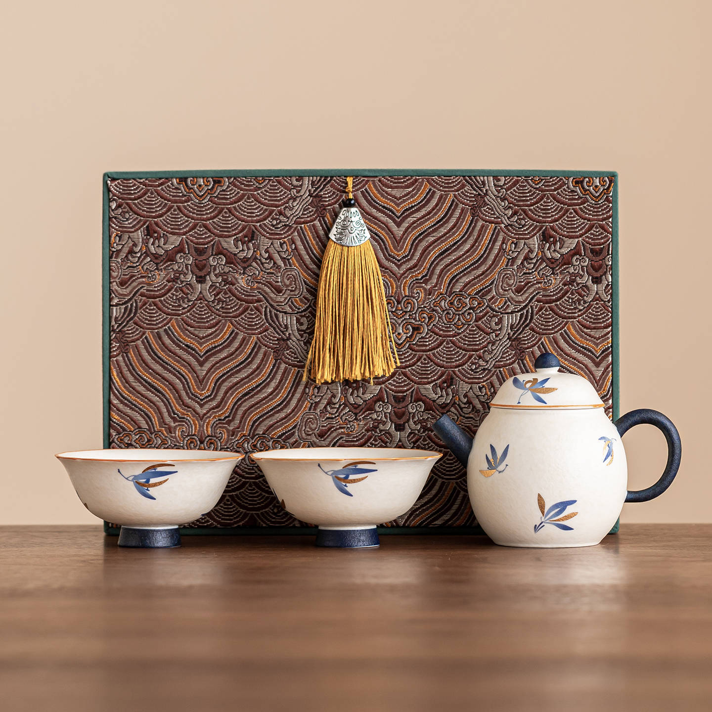 Bình hoa lan hồ điệp vàng hình quả lê trong mỏ đá, bộ đồ gốm sứ đặc biệt cho trà, một bình và hai cốc, bộ trà Kung Fu cầm tay