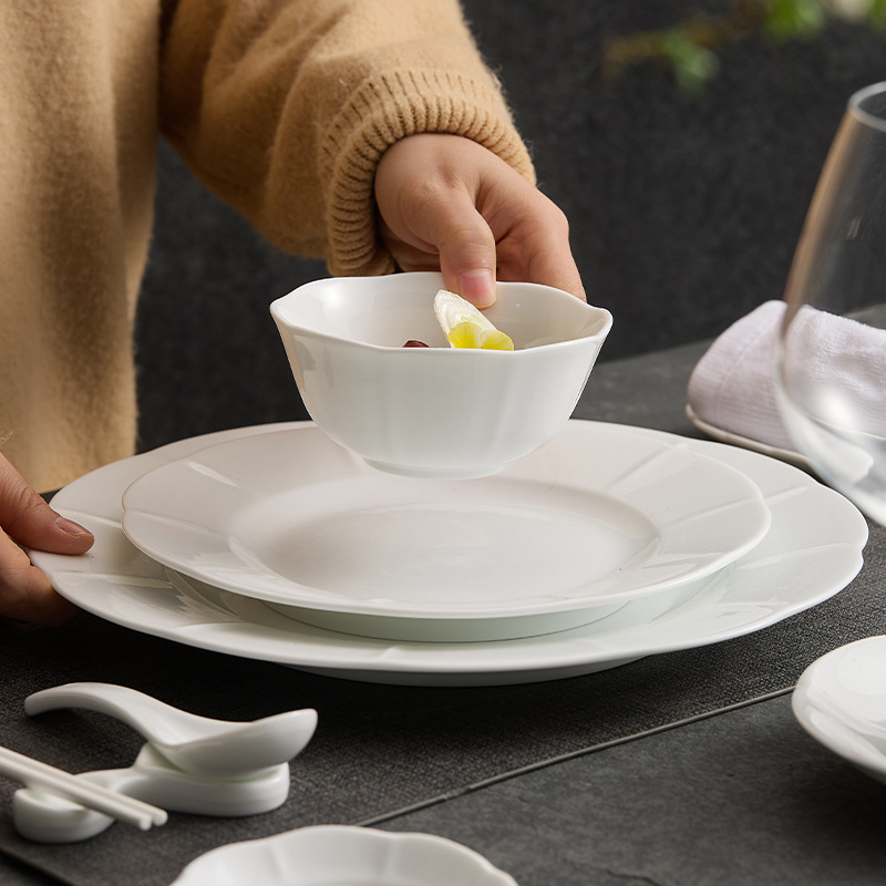Bộ bát đĩa sứ trắng Dehua cảm giác cao cấp gia dụng ren bát cơm một người ăn khách sạn thương mại bàn ăn kết hợp bộ đồ ăn