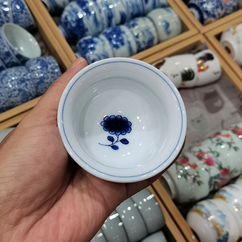 Sứ trắng xanh quấn cành sen cốc chủ nhân Jingdezhen gốm sứ ép tay cốc trà bộ trà Kung Fu cốc trà cốc trà đơn bát trà
