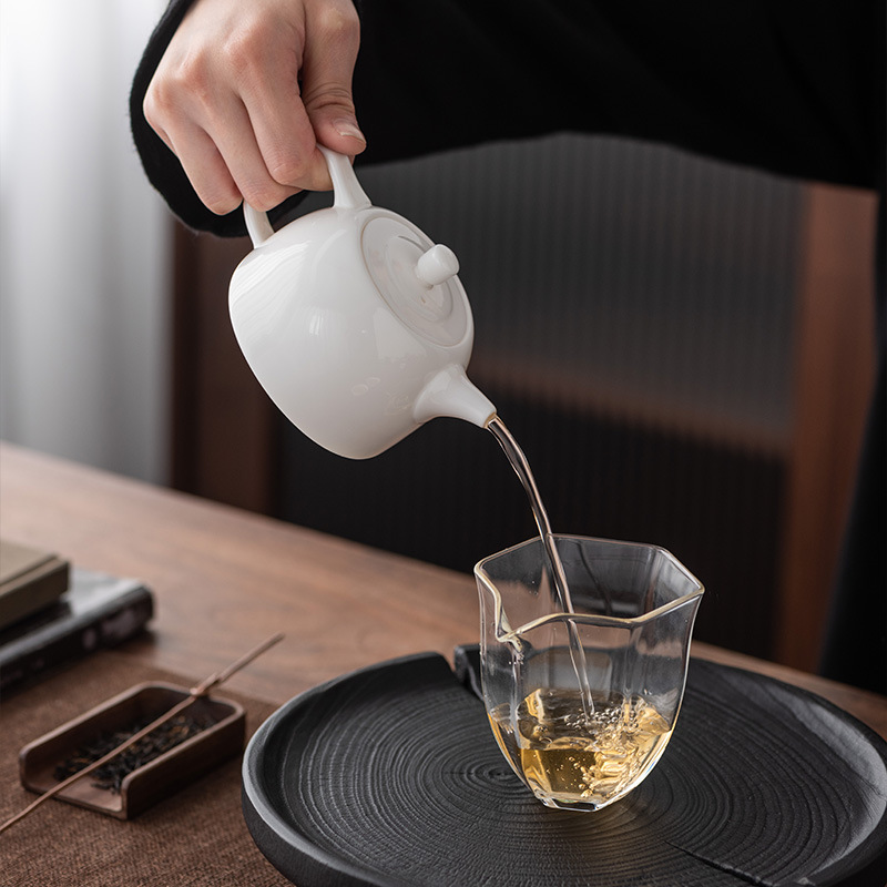 Ấm trà ngọc bích mỡ cừu sứ trắng Dehua ấm pha trà gia dụng ấm đơn bộ trà Kung Fu ấm tay cầm bên ấm Xi Shi bán buôn