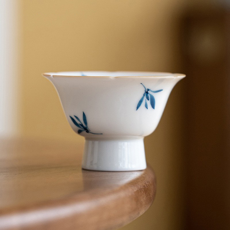 Đồ sứ trắng vẽ tay hoa lan chân cao cánh hoa cốc gốm sứ bộ trà kungfu cốc chủ sở hữu cốc đơn sản phẩm gia dụng cốc trà nhỏ