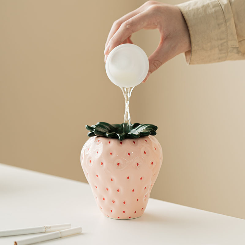 Gạt tàn dâu tây trang trí trang trí sáng tạo gốm sứ phòng khách gia dụng Gạt tàn tro chống bay văn phòng bàn trà Gạt bã trà