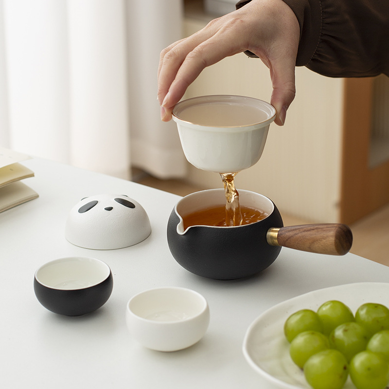 Bộ trà du lịch di động Panda với một nồi và hai cốc, nồi có tay cầm bên hông kung fu, cốc nhanh bằng gốm để uống ngoài trời cho một người.