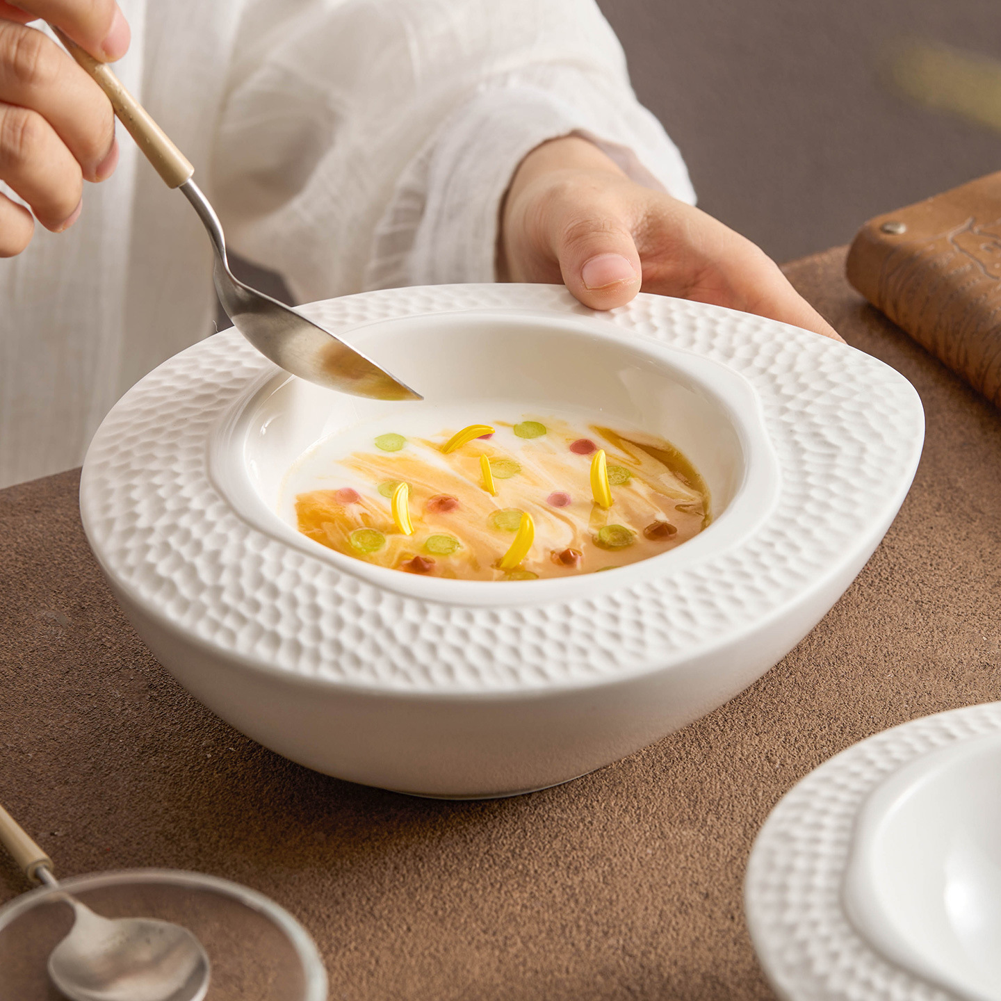 Sữa chua mờ hình quả trứng đĩa gốm sứ gia dụng đĩa cao cấp dễ tiếp cận sang trọng hai lớp cách nhiệt đĩa súp dày bộ đồ ăn thương mại