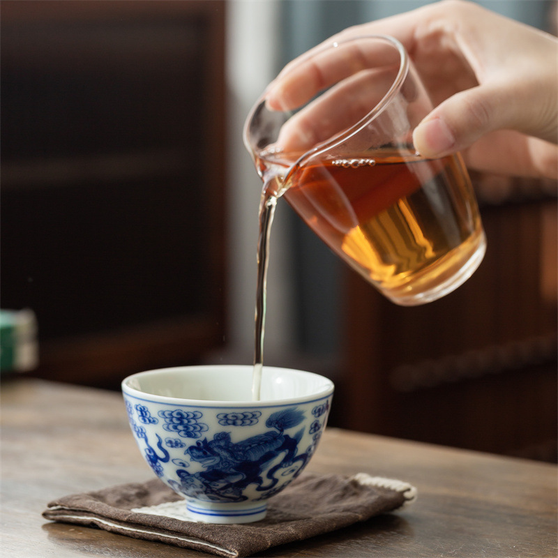 Chủ nhân của Pinming Cốc trà cao cấp Jingdezhen Cốc tay sứ trắng xanh Cốc cá nhân gốm sứ gia dụng Bán buôn cốc ép Xianglong