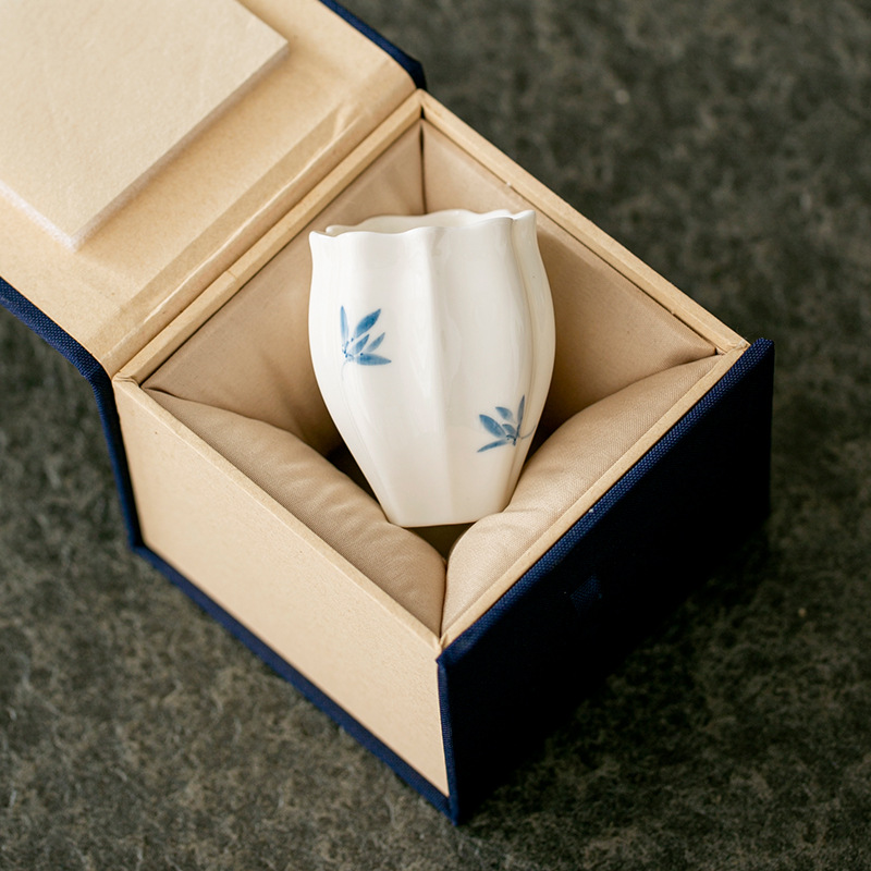 Gốm sứ tinh khiết vẽ tay bướm lan chủ nhân cốc trà sứ trắng cốc trà sứ trắng sáng tạo gia dụng bán buôn cốc trà