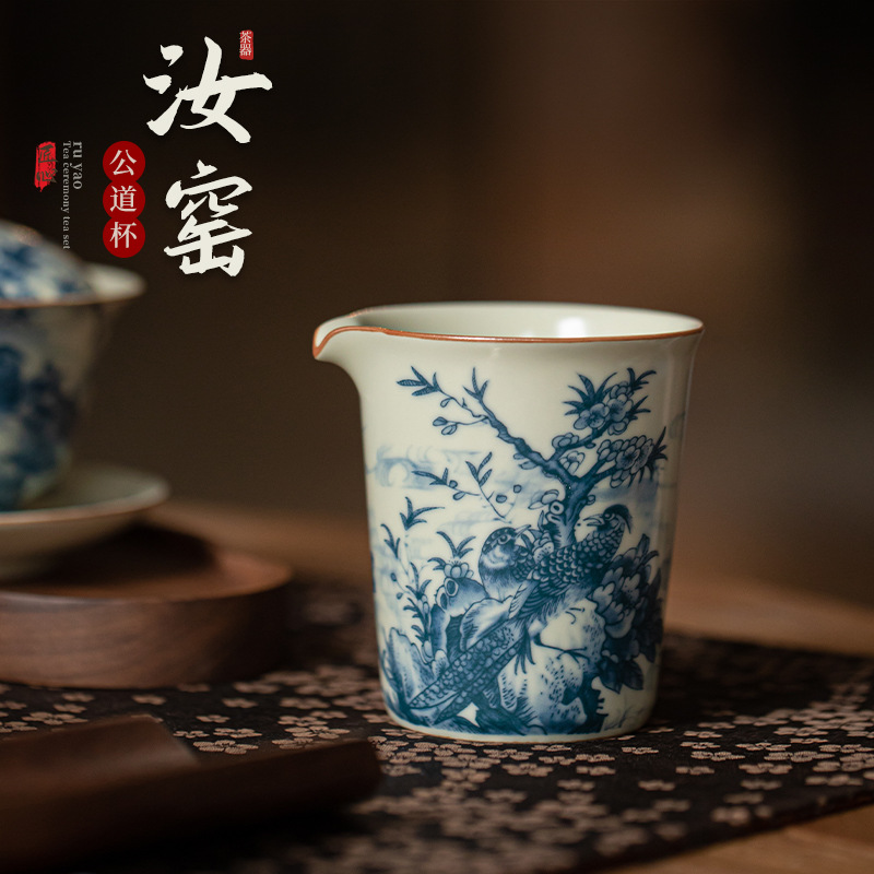 Cốc công bằng gốm sứ dòng lò Ru cổ