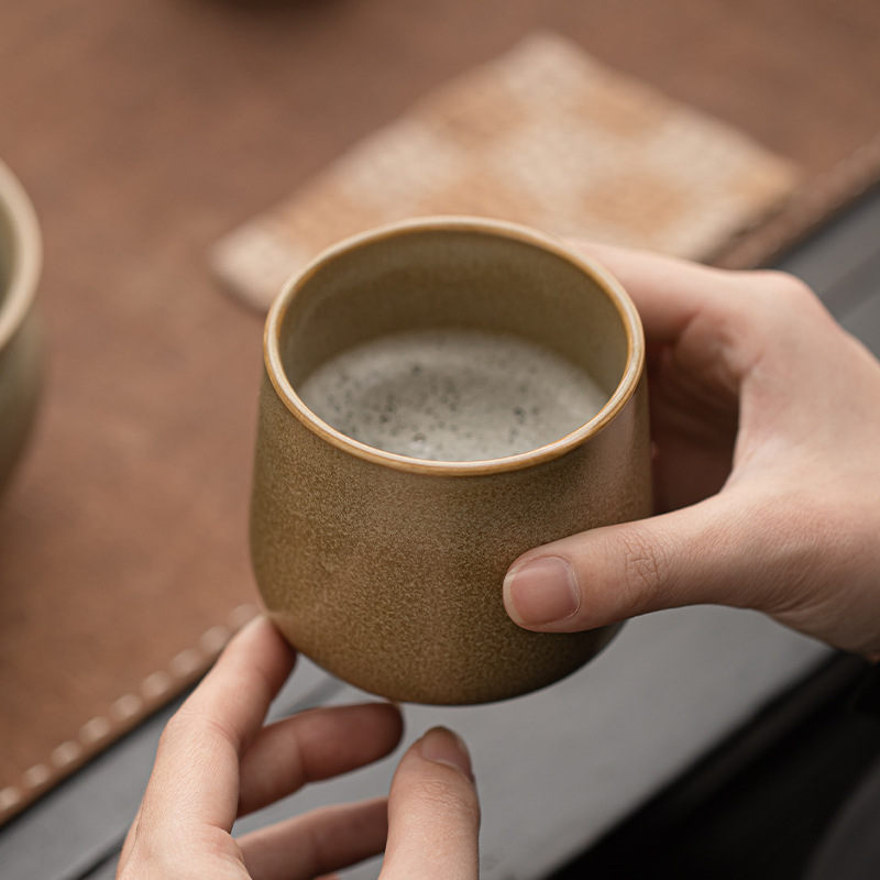 Bát matcha nung trong lò kiểu Nhật có giá đỡ đánh bọt và khuấy trà, bộ ấm trà bằng gốm thời nhà Tống, giá đựng bàn chải trà, phụ kiện trà.